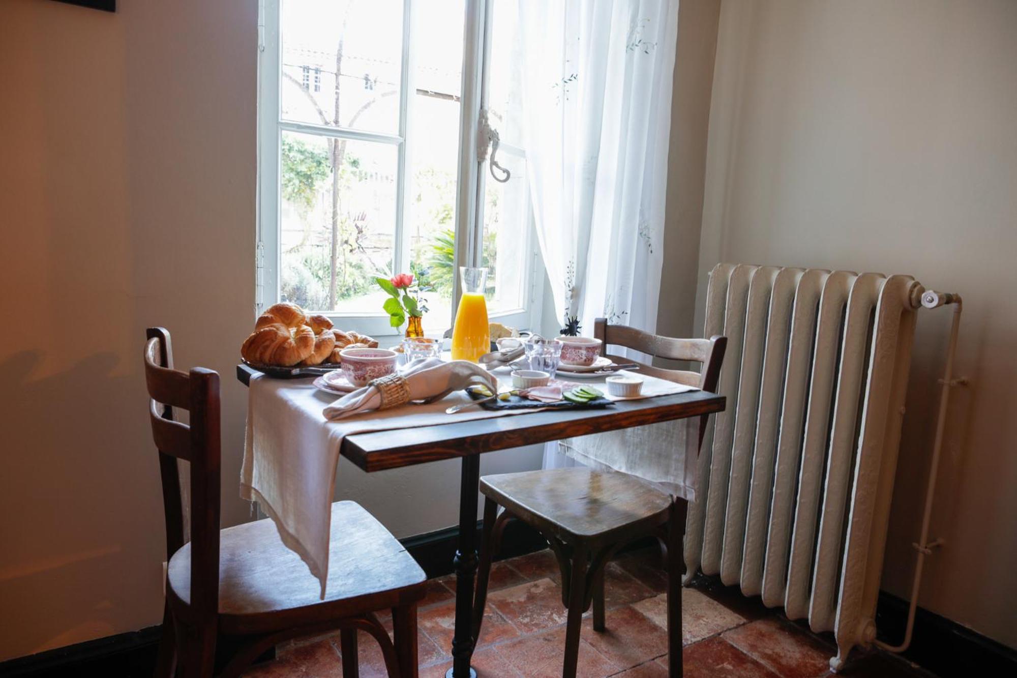 Bed and Breakfast Le Patio Des Senteurs Verzeille Exterior foto